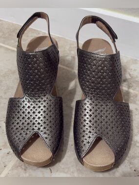 Dansko Women's Teagan sandals in gunmetal metallic Color (Size 40).